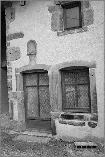 Ferme, élévation antérieure, porte piétonne, clef datée 1778, ensemble trois quarts droit.
