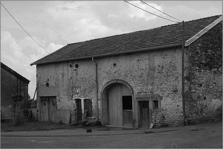 Ferme, élévation antérieure, ensemble trois quarts droit.