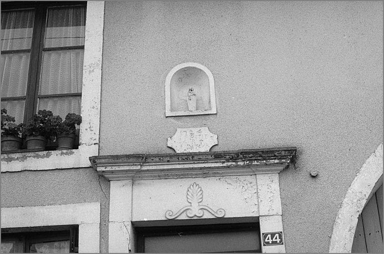Ferme, élévation antérieure, porte piétonne, pierre de fondation datée 1724, ensemble face.