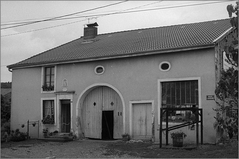 Ferme, élévation antérieure, ensemble trois quarts droit.