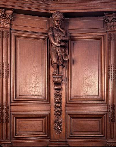 Enfant soufflant dans un serpent (stalles de la partie droite du choeur).