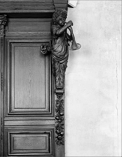 Enfant jouant du cor (stalles de la partie droite du choeur).