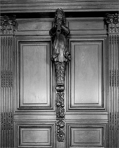 Enfant soufflant dans une trompe (stalles de la partie gauche du choeur).