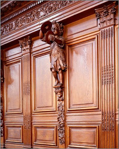 Enfant frappant des cimbales (stalles de la partie gauche du choeur).