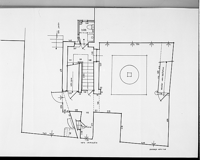 Bâtiment antérieur ; escalier. Plan au sol.