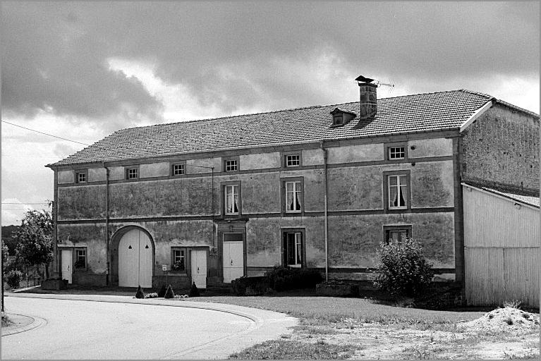 Ferme, élévation antérieure, ensemble trois quarts droit.