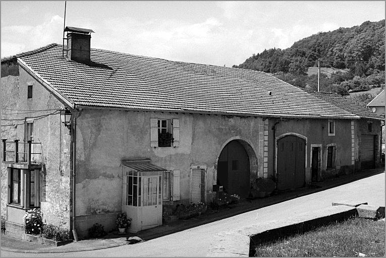 Ferme, élévation antérieure, ensemble trois quarts gauche.