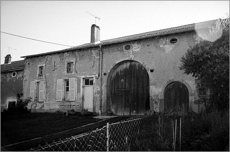 Ferme, élévation antérieure, ensemble trois quarts droit.