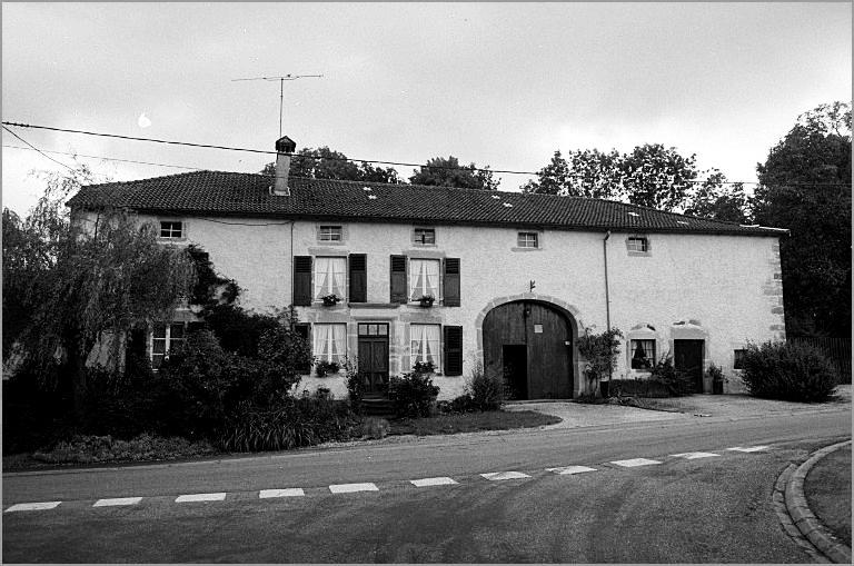 Ferme, élévation antérieure, ensemble trois quarts gauche.