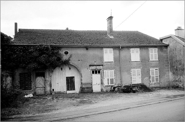 Ferme, élévation antérieure, ensemble trois quarts gauche.