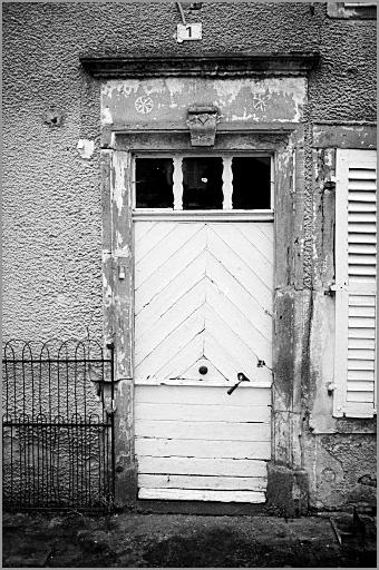 Ferme, élévation antérieure, porte piétonne, ensemble trois quarts droit.
