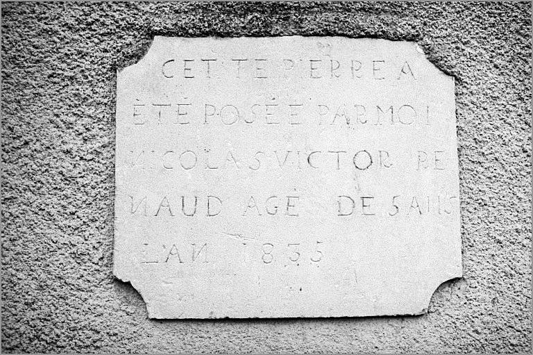 Ferme, élévation antérieure, pierre de fondation, ensemble trois quarts gauche.