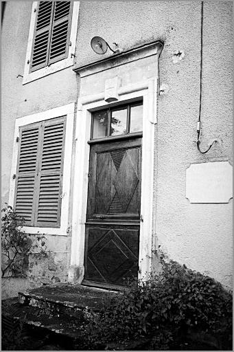 Ferme, élévation antérieure, porte piétonne, ensemble trois quarts droit.