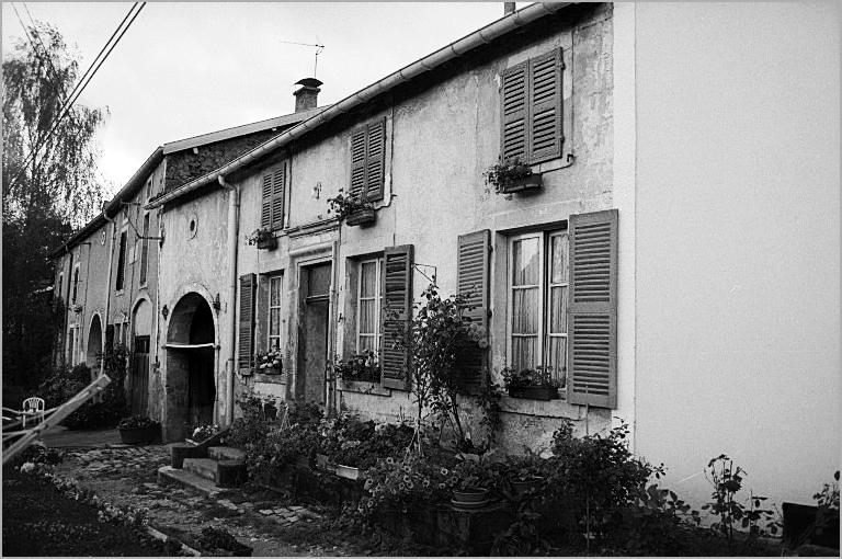 Ferme, élévation antérieure, ensemble trois quarts droit.