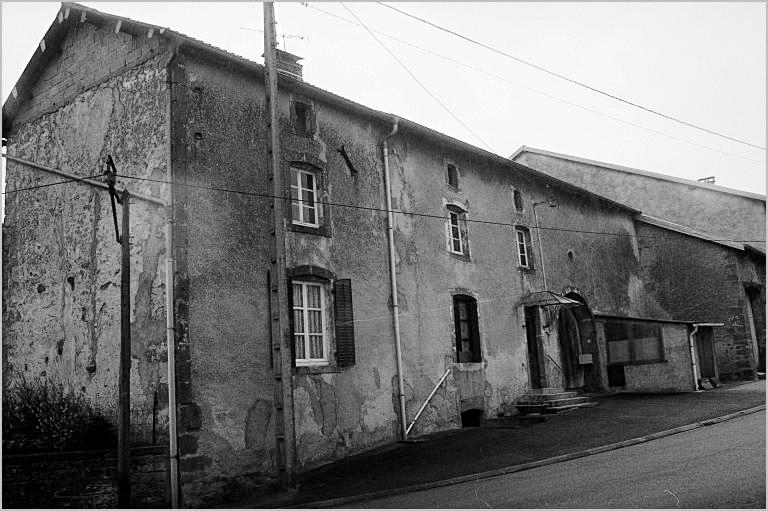 Ferme, élévation antérieure, ensemble trois quarts gauche.