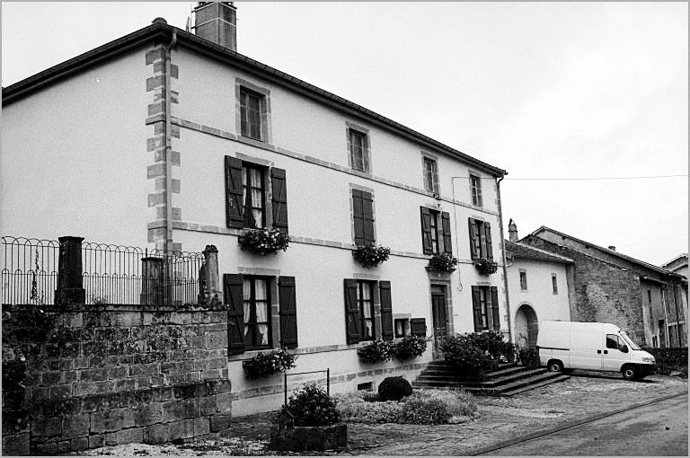 Ferme, élévation antérieure, ensemble trois quarts gauche.