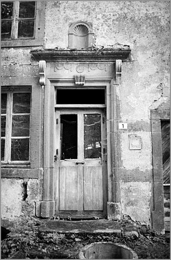 Ferme, élévation antérieure, porte piétonne, ensemble face.