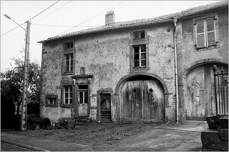 Ferme, élévation antérieure, ensemble trois quarts droit.