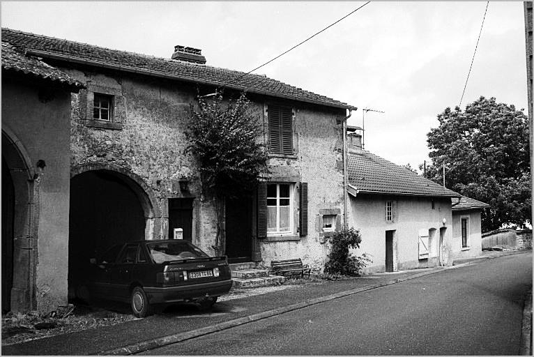 Ferme, élévation antérieure, ensemble trois quarts gauche.