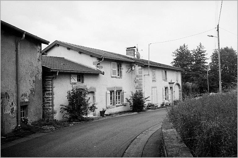 Ferme, élévation antérieure, ensemble trois quarts gauche.