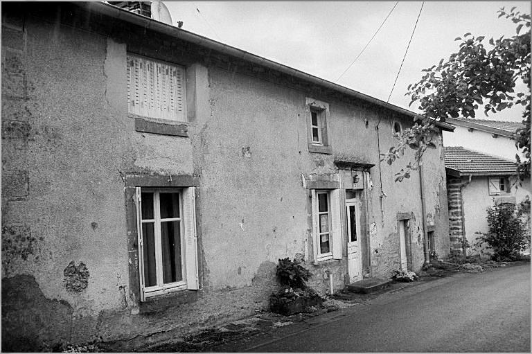 Maison de manouvrier, élévation antérieure, ensemble trois quarts gauche.