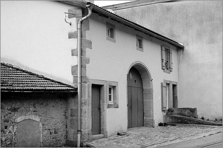 Ferme, élévation antérieure, ensemble trois quarts gauche.