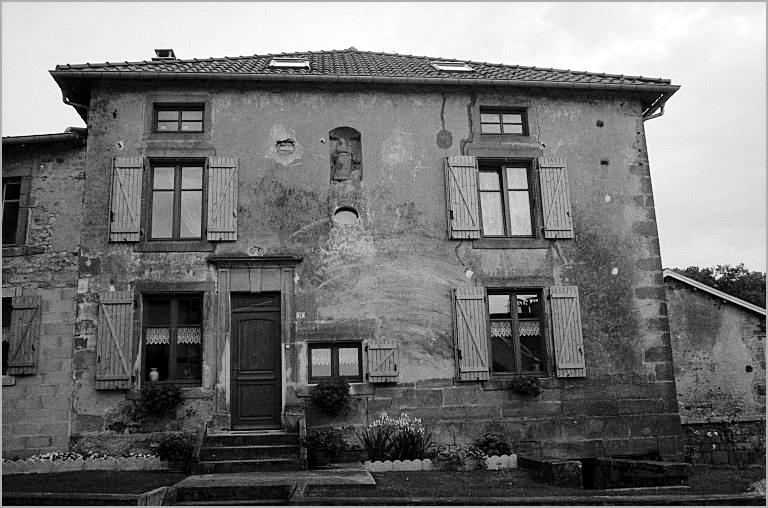 Maison, élévation antérieure, ensemble face.