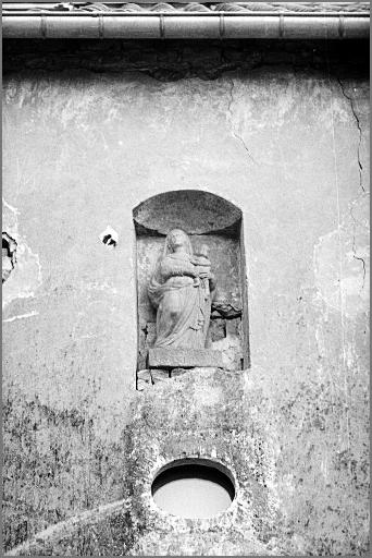 Maison, élévation antérieure, niche avec Vierge, socle daté 1768, ensemble face.