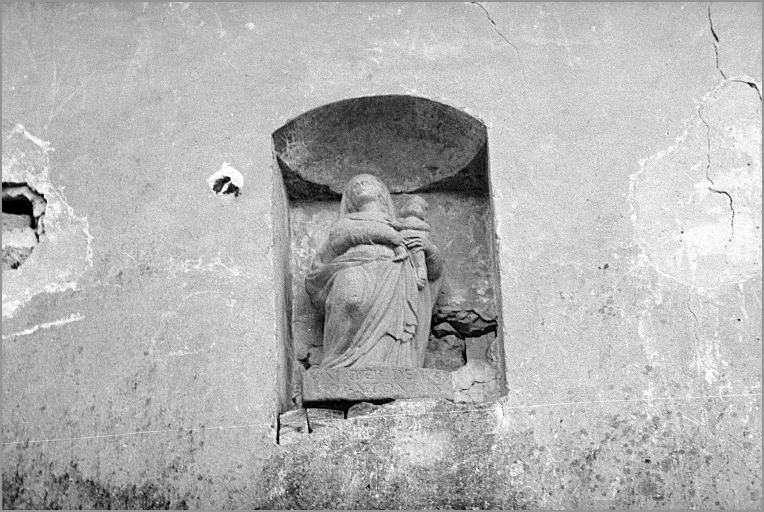 Maison, élévation antérieure, niche avec Vierge, socle daté 1768, ensemble face.