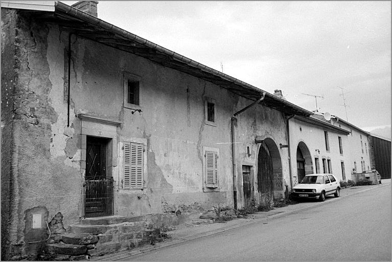 Ferme, élévation antérieure, ensemble trois quarts gauche.