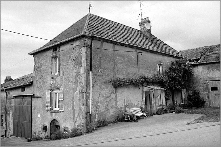 Ferme, élévation antérieure, ensemble trois quarts gauche.