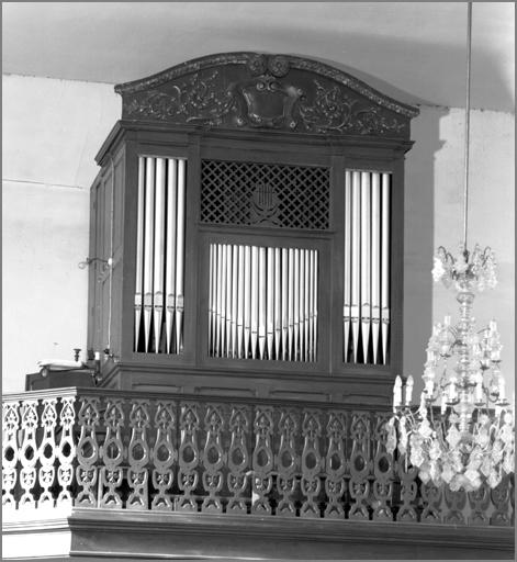 Fronton remployé au-dessus de l'orgue.