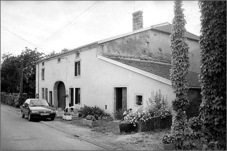 Ferme, élévation antérieure, ensemble trois quarts droit.