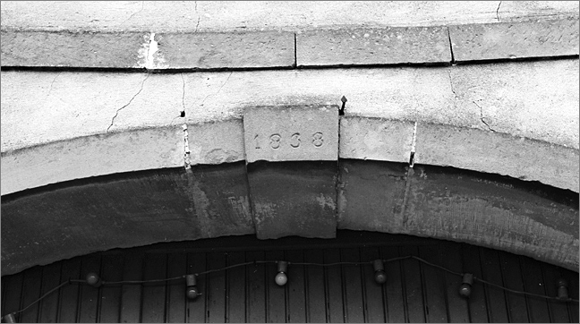 Ferme, élévation antérieure, porte charretière, agrafe datée 1838, ensemble face.