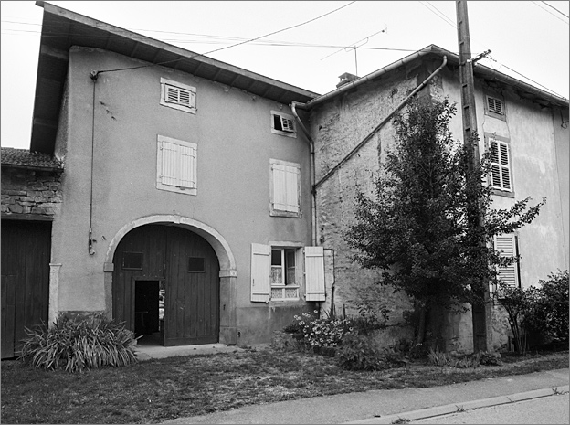 Ferme, élévation antérieure, ensemble trois quarts gauche.