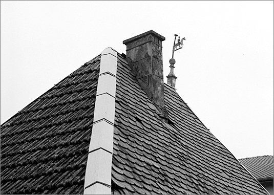 Ferme, chambre à four, détail du toit et girouette, ensemble.