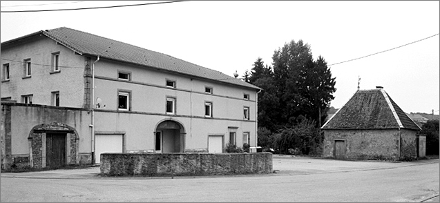 Ferme, élévation antérieure, ensemble trois quarts gauche.