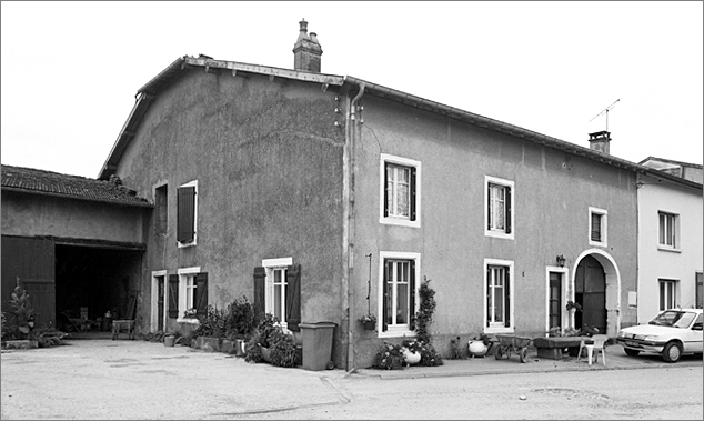 Ferme, élévation antérieure, ensemble trois quarts gauche.