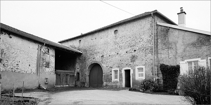 Ferme, élévation antérieure, ensemble trois quarts droit.