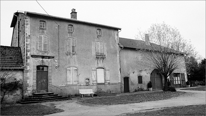 Ferme, élévation antérieure, ensemble trois quarts gauche.