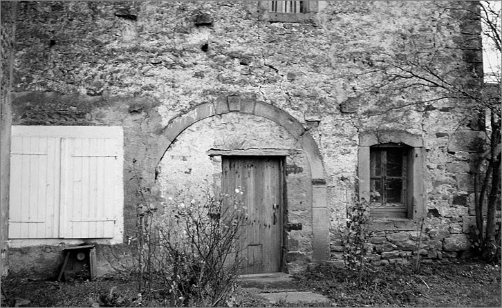 Ferme, élévation latérale droite, porte charretière murée et fenêtre d'écurie, ensemble face.