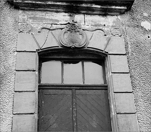 Ferme, élévation antérieure, porte piétonne du logis, linteau daté 1763, ensemble face.
