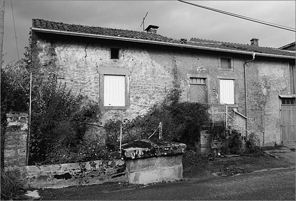 Maison de manouvrier, élévation antérieure, ensemble trois quarts gauche.