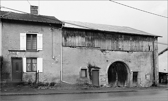 Ferme, élévation antérieure, ensemble trois quarts gauche.