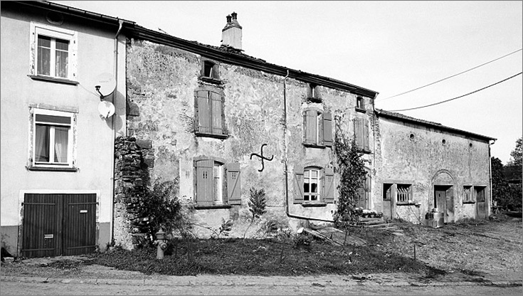 Ferme, élévation antérieure, ensemble trois quarts gauche.