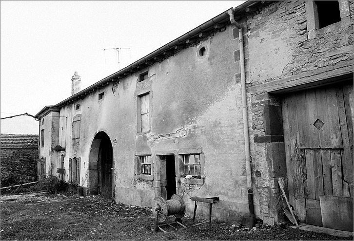 Ferme, élévation antérieure, ensemble trois quarts droit.