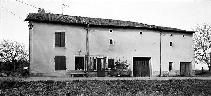 Ferme, élévation antérieure, ensemble trois quarts gauche.