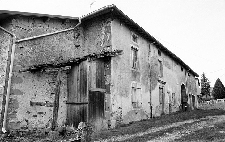 Ferme, élévation antérieure, ensemble trois quarts gauche.