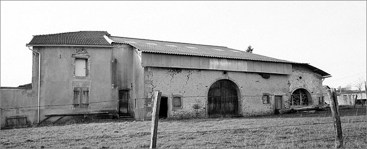 Ferme, élévation antérieure, ensemble trois quarts gauche.