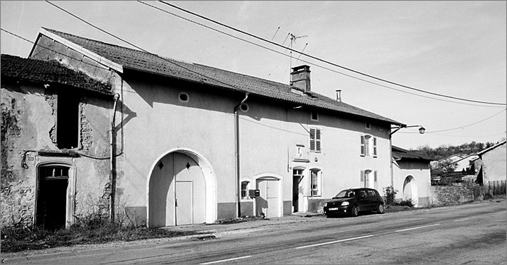 Ferme, élévation antérieure, ensemble trois quarts gauche.